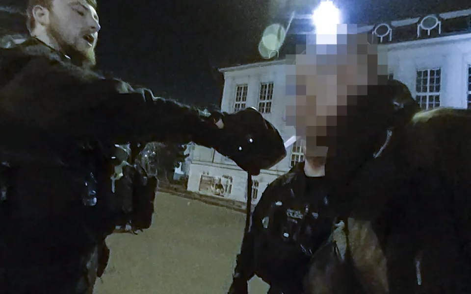 Agresivní a opilý muž obtěžoval hosty restaurace, sápal se po ostraze i strážnících