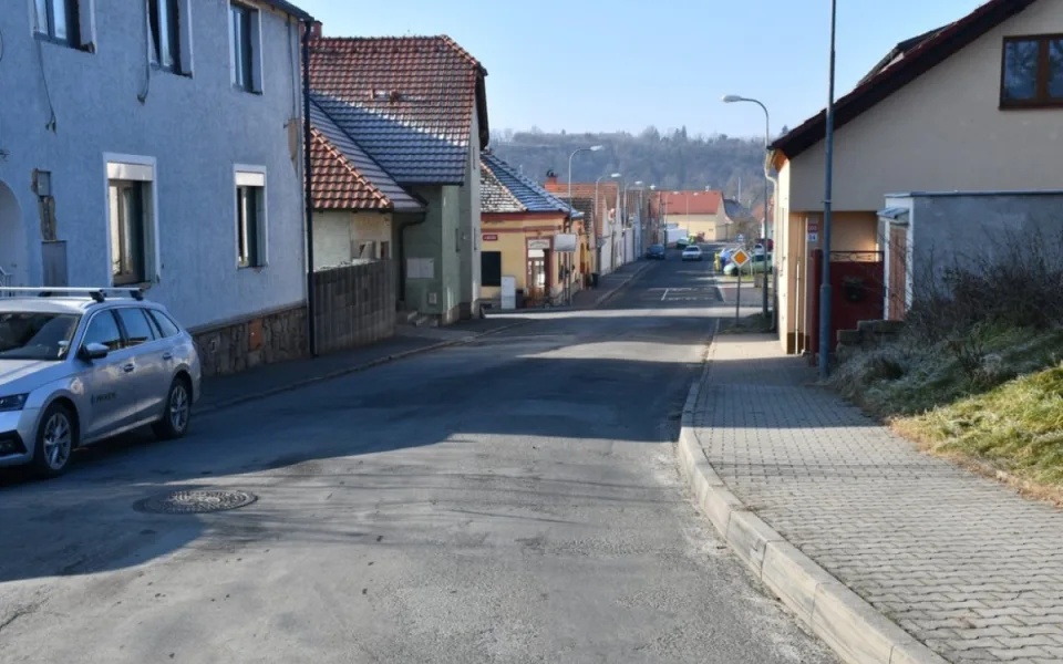 Startuje oprava Plzeňské cesty. Vždy zůstane průjezdný jeden jízdní pruh pro kyvadlový provoz řízený světly