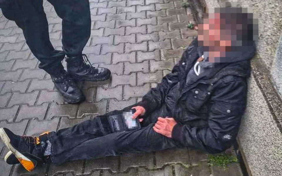 Muž se skácel čelem přímo na chodník, kde zůstal bezvládně ležet