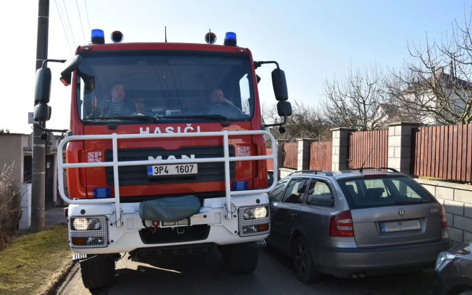 Alarmující výsledky průjezdnosti ulic na menších obcích, místy se hasiči úplně zasekli