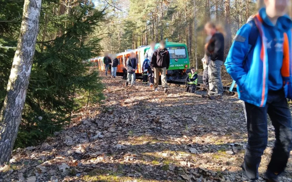Lidé vystupují z vlaku, který srazil a usmrtil ženu
