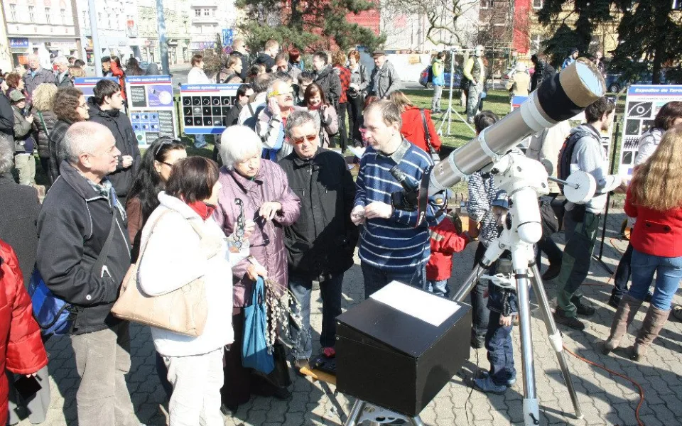 Částečné zatmění slunce mohou zájemci sledovat astronomickými dalekohledy