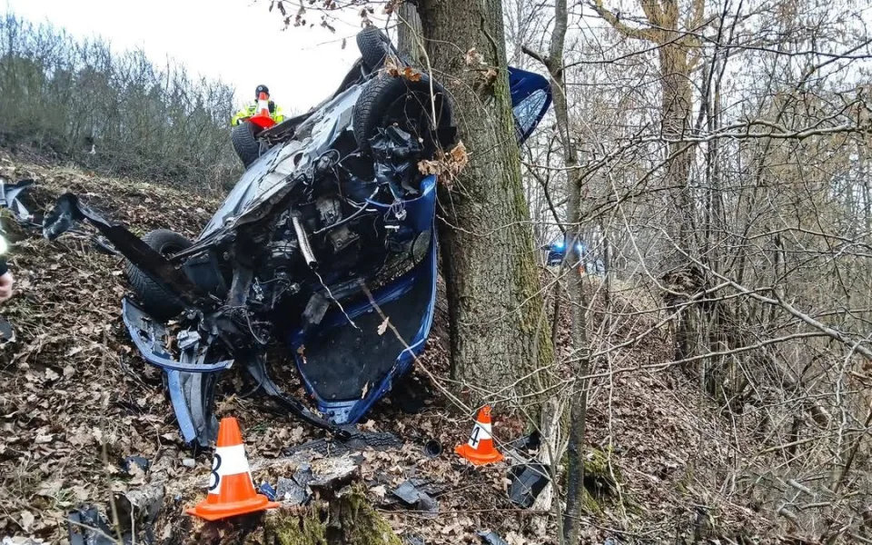 Auto vyletělo při děsivé havárii ze silnice a kutálelo se do hluboké rokle. Po nárazu do stromu se vytrhl motor
