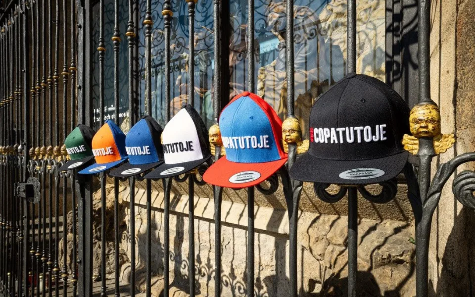 Ikonická kolekce oblečení s legendární hláškou #COPATUTOJE se vrací. Vychází z typického plzeňského nářečí