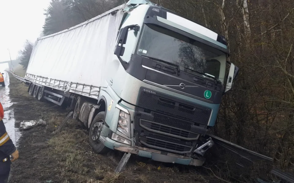 Kamion se po smyku na mokrém povrchu dálnice D5 otočil o 180 stupňů a narazil do svodidel