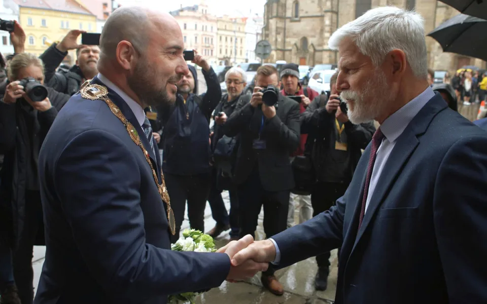 Prezidenta přivítal před radnicí primátor Roman Zarzycký