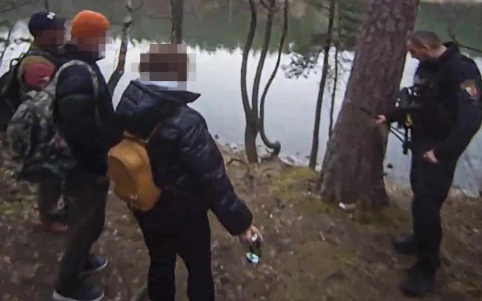 Několik lidí drze pytlačilo u rybníka a úlovek si odbíhali schovávat do křoví. Doplatili na pozorného svědka