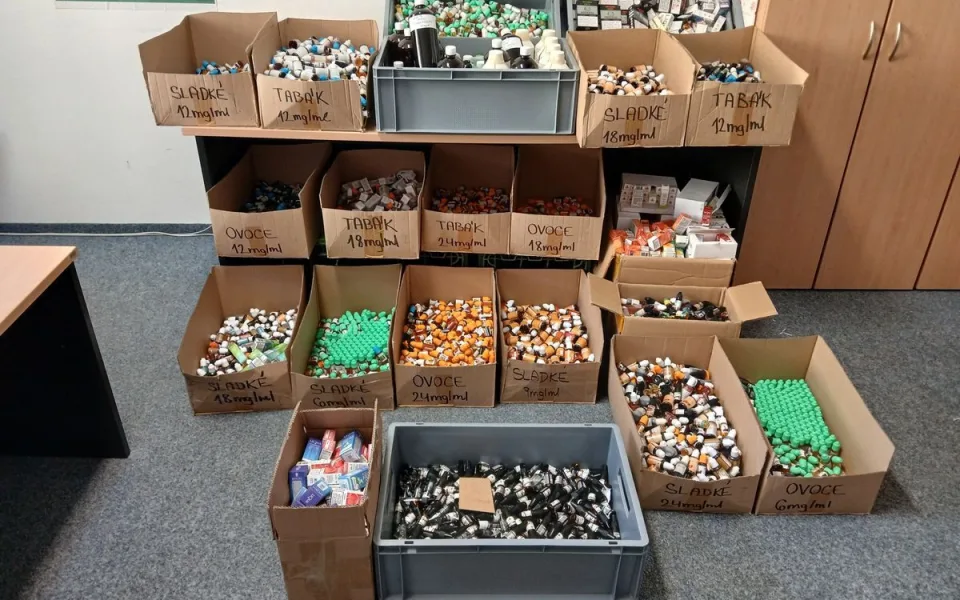Prodejce nabízel tisíce náplní do elektronických cigaret bez kolků