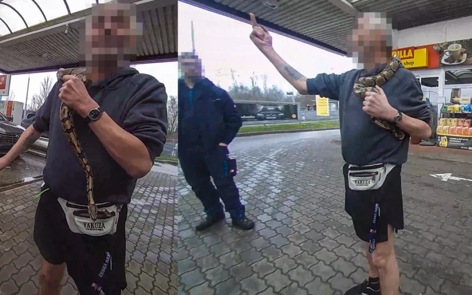 Agresivní muž s hadem na krku děsil a obtěžoval lidi na čerpací stanici. Jeho hlavu si několikrát strčil do pusy