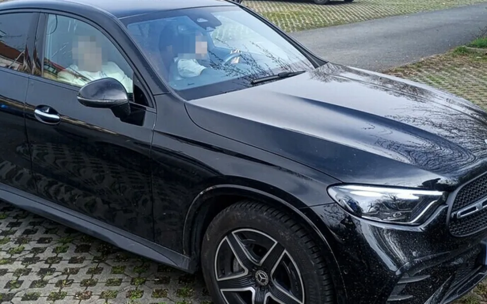 Příliš rychle jela ve městě i tato řidička vozu značky Mercedes