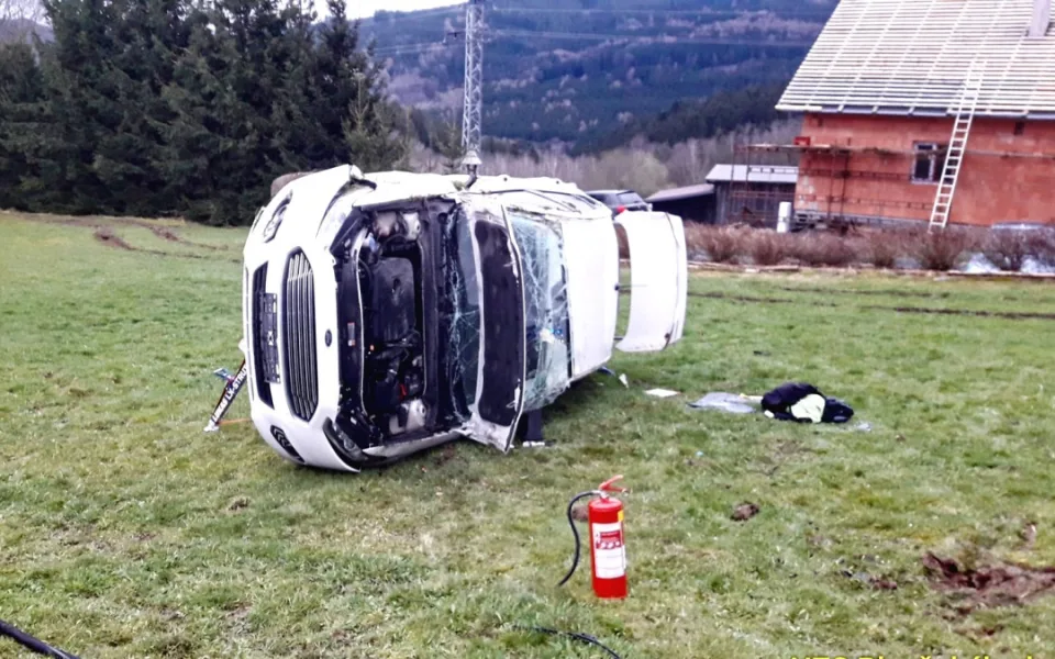Auto se s cizincem několikrát převrátilo přes střechu a skončilo na louce. Motorista utrpěl vážné poranění hlavy