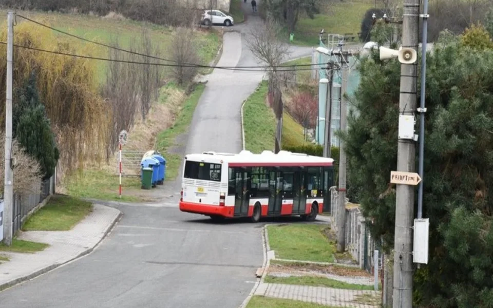 Nová autobusová linka MHD číslo 36 zajíždí i do míst, kde jsou velmi úzké komunikace