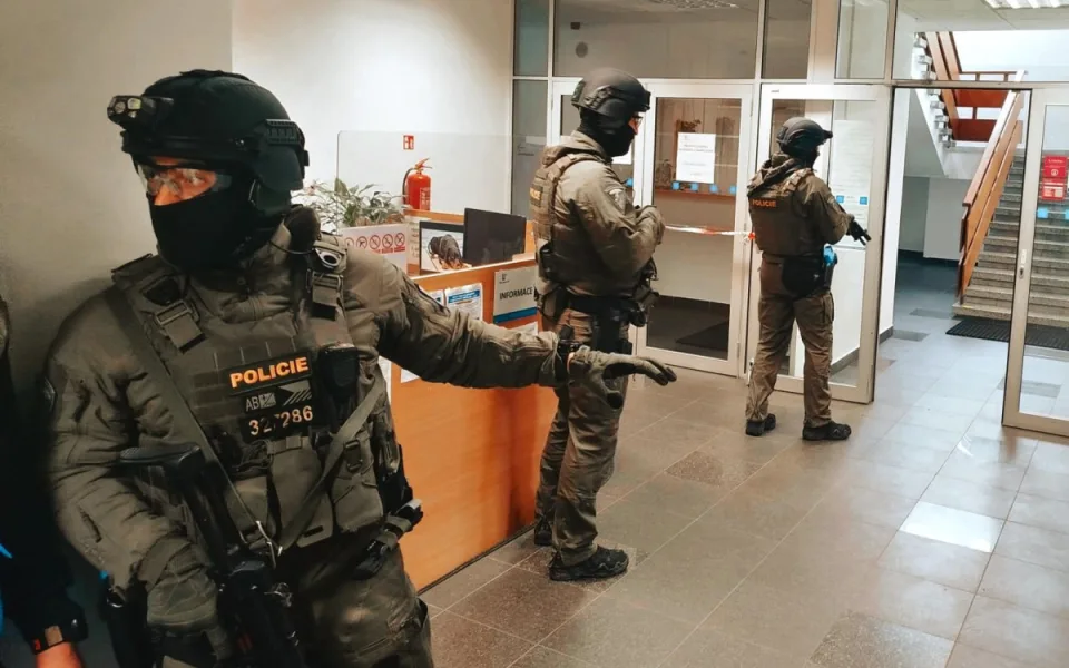 Eliminaci dvojice aktivních střelců nacvičovali policisté v neznámém prostředí budovy úřadu práce