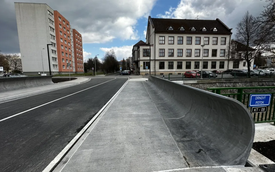 ANKETA: Nový most překvapil občany svým velmi netradičním zábradlím. Jak se vám líbí?