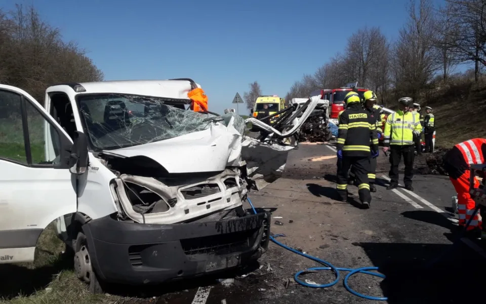 Při střetu tří dodávek se vážně zranili dva řidiči. Oba museli hasiči vyprostit ze zdemolovaných vozidel