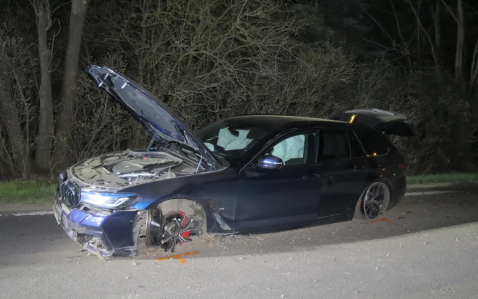 Opilý řidič BMW zdemoloval auto a proletěl cedulí na konci obce. Pak utekl domů, kde ho vypátral služební pes