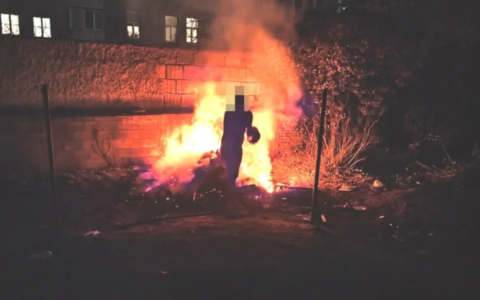Nevinné grilování s přáteli ve vnitrobloku domů se zvrhlo v hromadné pálení starého nábytku