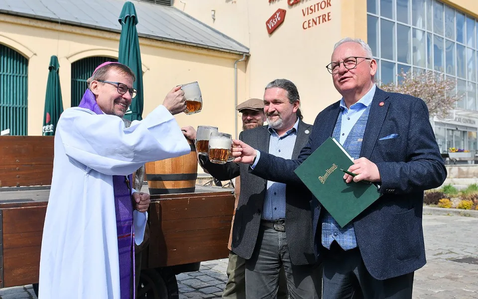 Požehnaná várka velikonočního ležáku odjela z plzeňského pivovaru do Vatikánu, papež dostane i speciální sklenici
