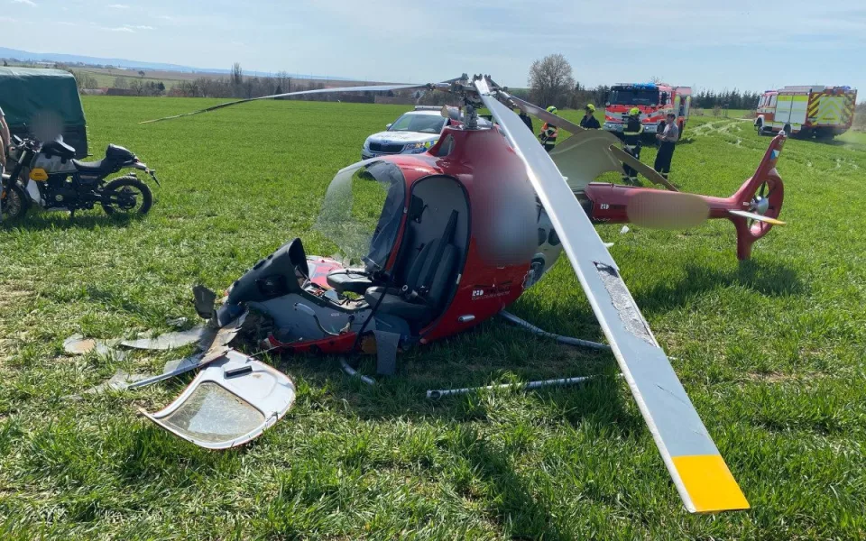 Pilot sportovního vrtulníku se zřítil do pole na Plzeňsku