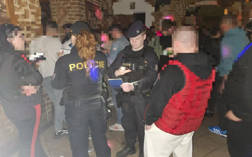 Policisté při rozsáhlé noční razii narazili na opilé dítě v jednom z barů, byla tam s ním i jeho matka