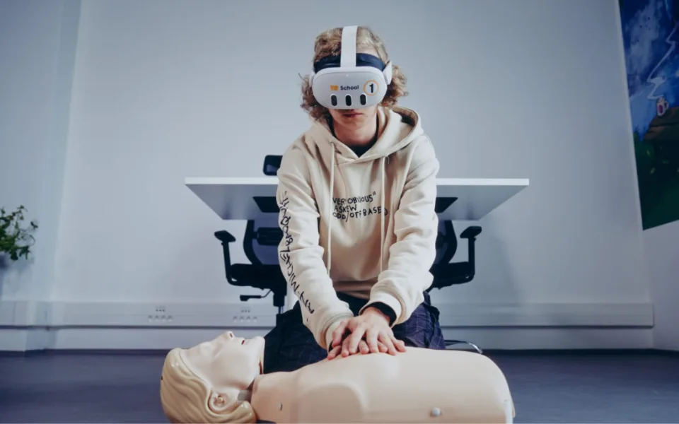 Virtuální realita proškolí lidi v poskytnutí první pomoci, jde o první projekt svého druhu na světě