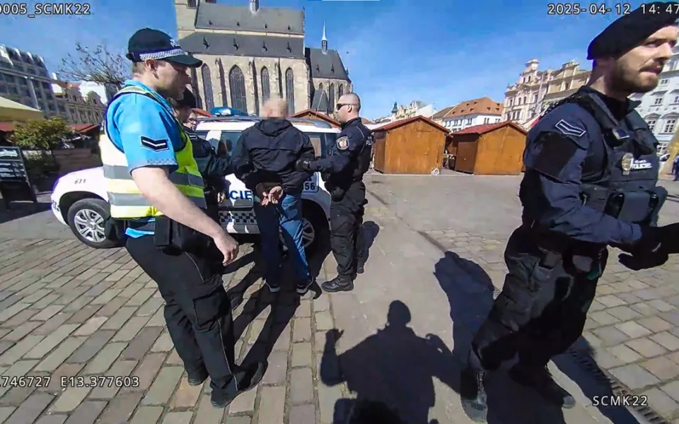Agresivní muž obtěžoval lidi v baru a pak vyrazil strážníkovi z ruky telefon, na oplátku dostal pouta