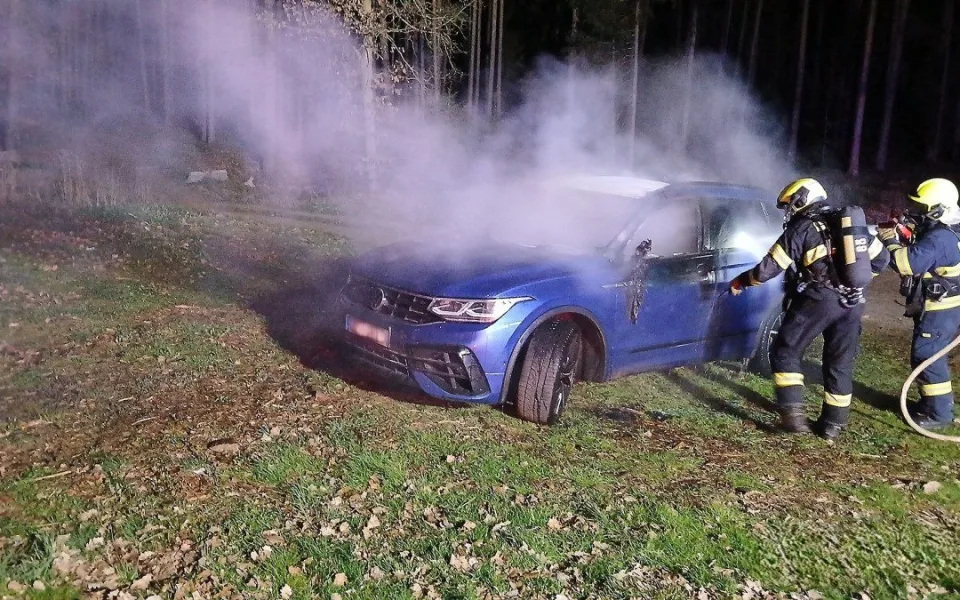 Žhář úmyslně podpálil osobní auto, škoda dosahuje skoro na milion korun