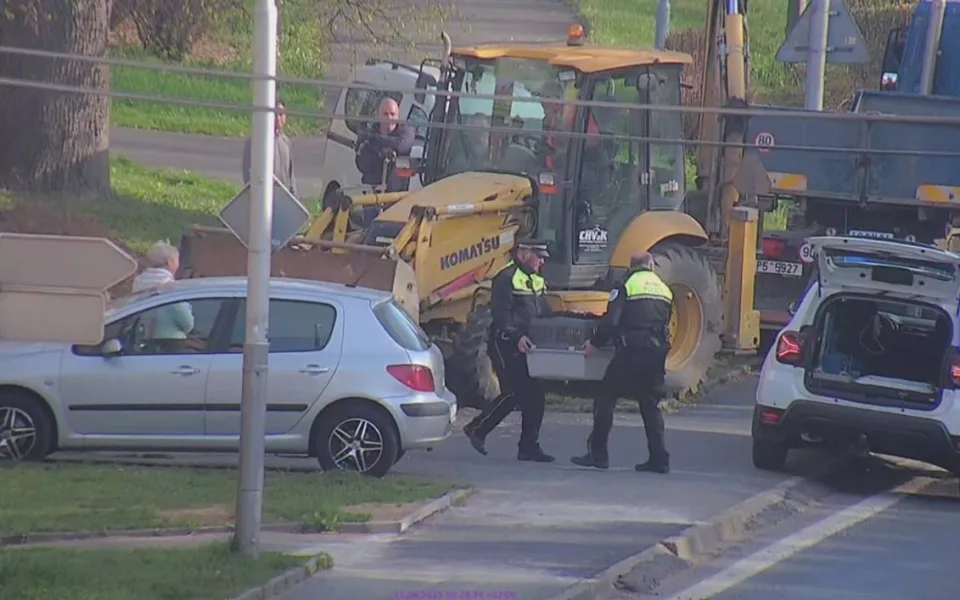 Bobr se usadil pod bagrem a odmítal odejít, výkopové práce musely počkat