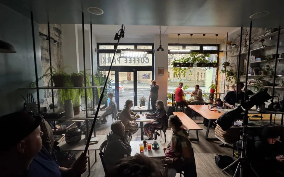 Foto z natáčení snímku High School Heist v plzeňské kavárně Coffee Park, leden 2025, autor: Michaela Buchtová