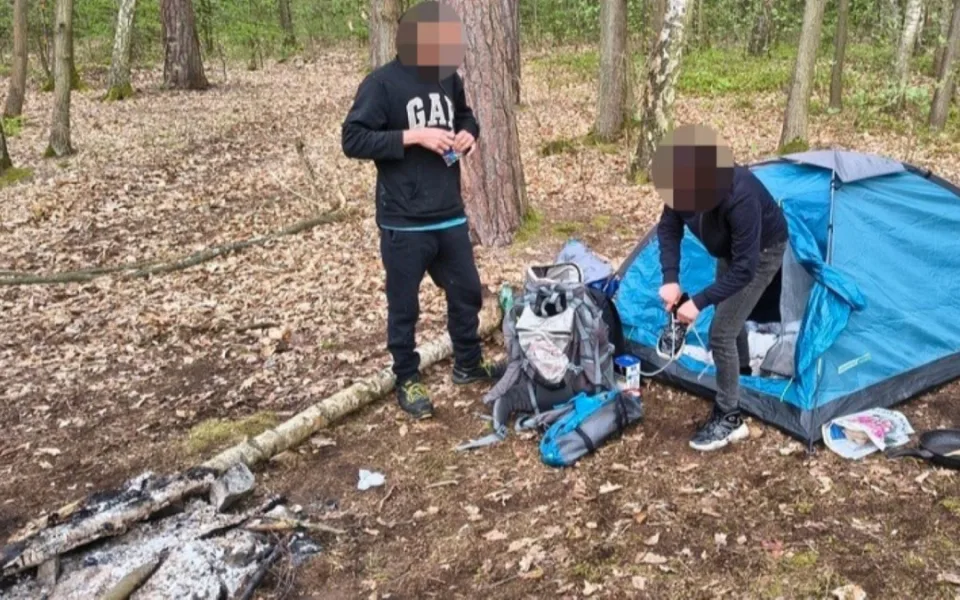 Přes zákaz kempoval mladý pár u Šídlovského rybníka a v lese si rozdělali oheň. Pobyt táborníkům ukončila městská policie