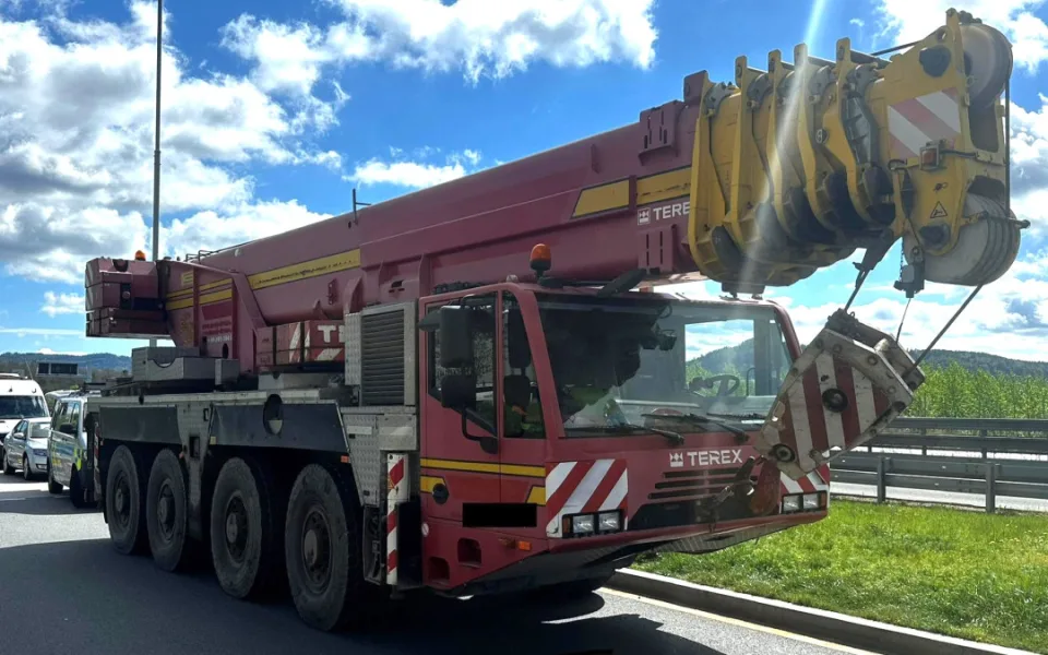 Autojeřáb na dálnici byl přetížený o 23 tun