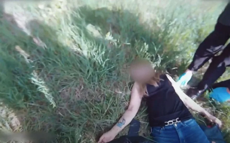 VIDEO: Těžce opilá žena zkolabovala na pouti, byla zraněná a dezorientovaná