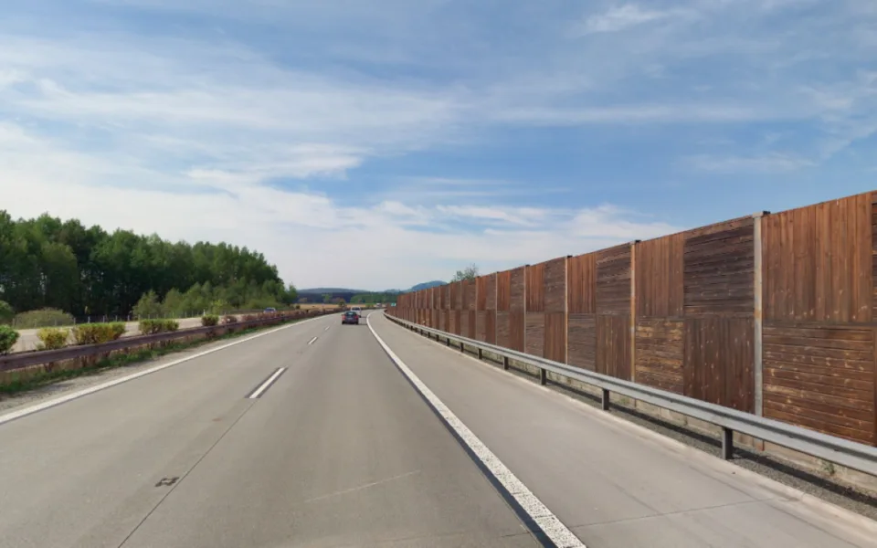 Na 133. km dálnice D5 startuje oprava protihlukové stěny. Potrvá do půlky června