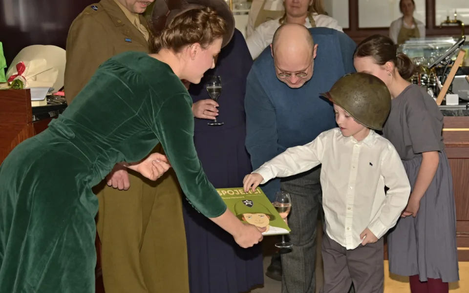 Dětská kniha Spojenci vypráví o osvobození Plzně, děj se odehrává za totality