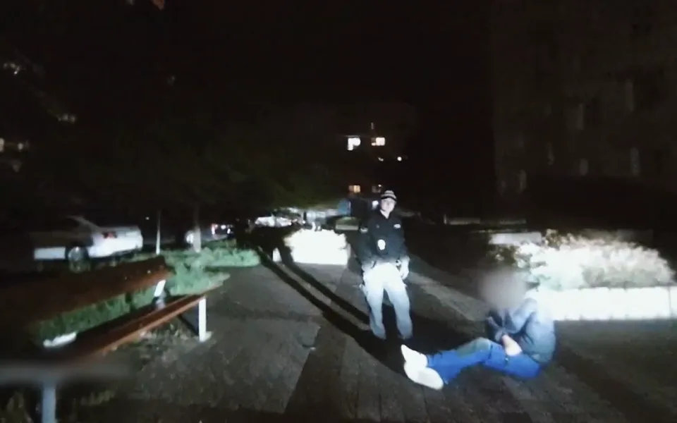 VIDEO: Jsem Adolf Hitler, tvrdil silně opilý muž, který se válel na chodníku