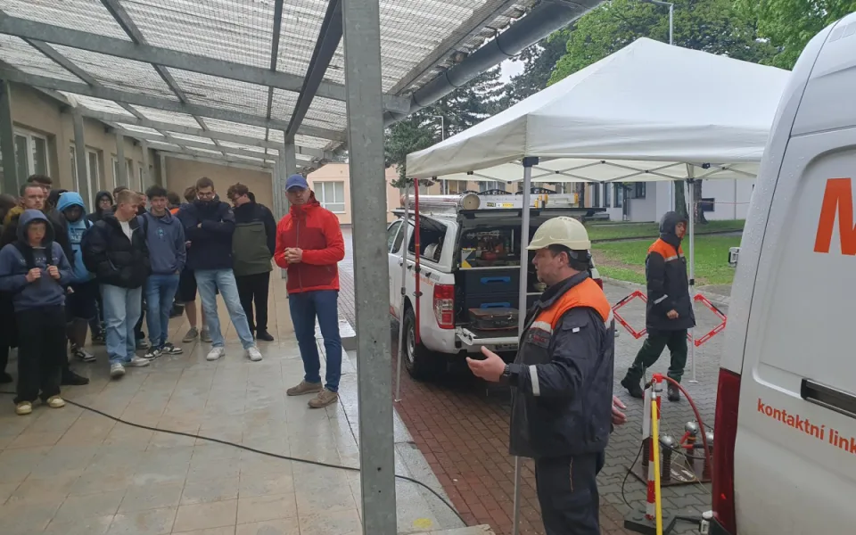Studenti SOU elektrotechnického v Plzni nabírali zkušenosti „z terénu“ od odborníků z ČEZ