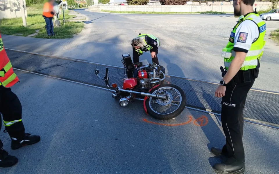 Motorkář narazil na železničním přejezdu do závor. Zranil se na hlavě a na noze