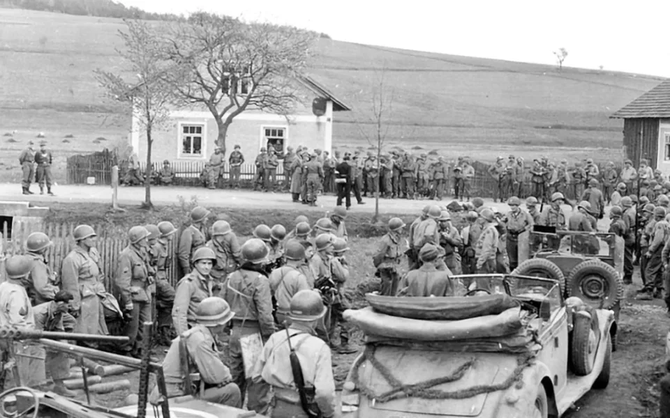 Fotografie zachycující čekání před podpisem kapitulace. V pozadí se podle historika Roučky zvedá kopec Tanaberk s kostelíkem sv. Anna