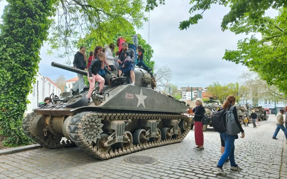 Více tanků v konvoji i vrtulníky Apache, začínají Slavnosti svobody a slibují nabitý program
