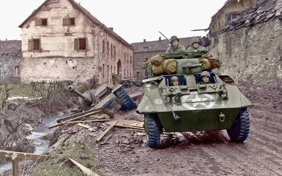 Typově stejné obrněnce M8 Greyhound Němci ukořistili Američanům a použili je ve Zhůří proti nim jako vražednou zbraň