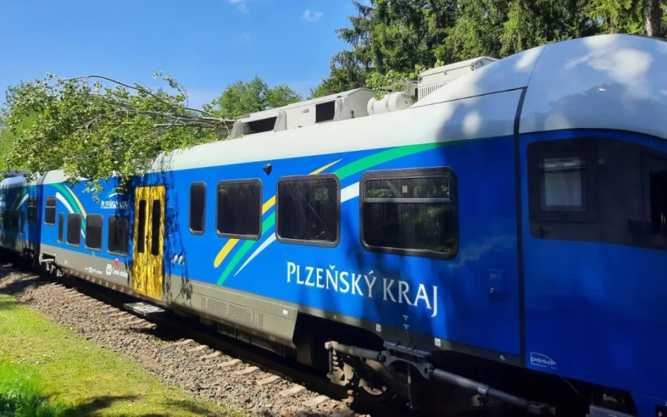 Ulomený strom se zřítil na střechu jedoucího vlaku a ochromil provoz na šumavské trati