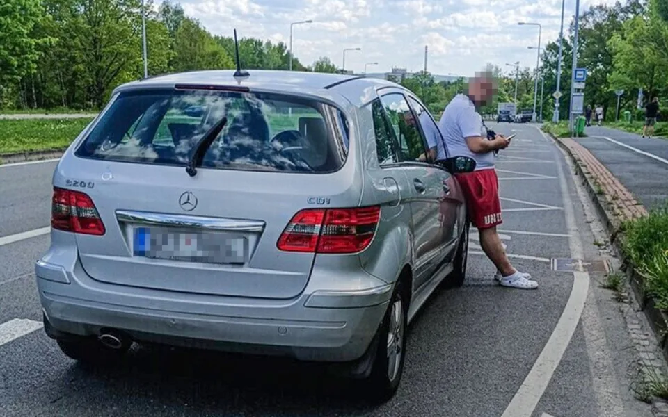 Cizinec bez pásu a řidičáku se divil, proč ho policisté zastavili a jen se vymlouval