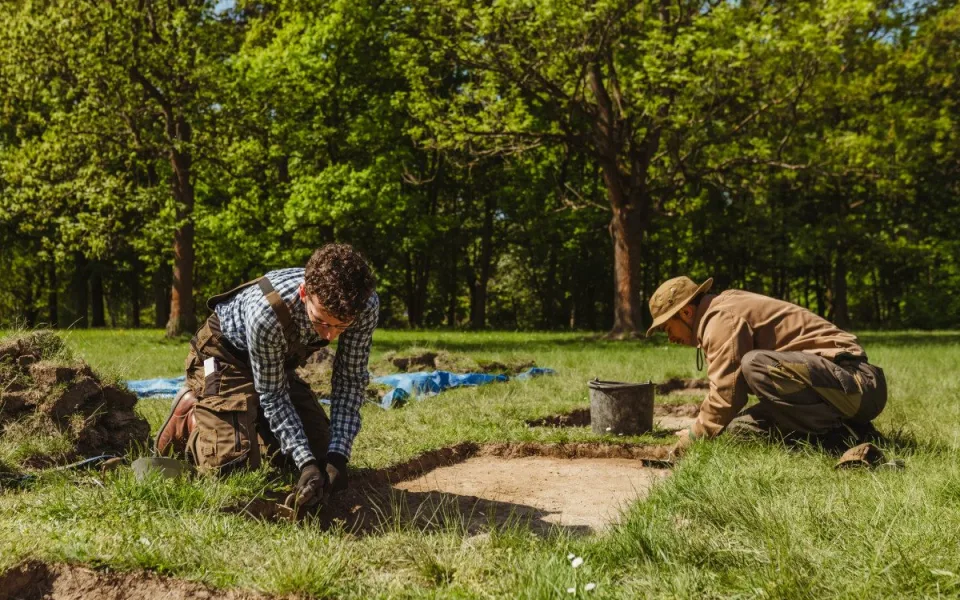 Archeologové odhalili umístění stanů, odvodňovací rýhy i jímky na odpad