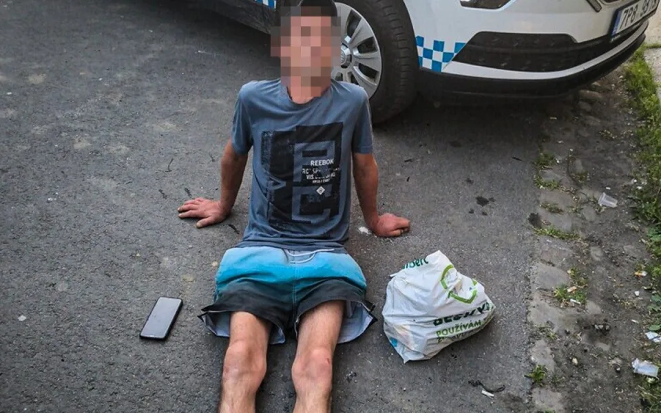 Silně opilý muž se plazil ulicí, pak napadl přivolané záchranáře