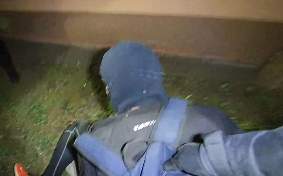 VIDEO: Prchajícího zloděje v kukle zastavil až tasený taser strážníků