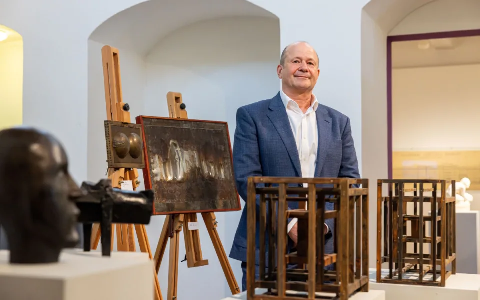 Ředitel galerie Roman Musil představuje část darované kolekce děl umělce Zbyňka Sekala