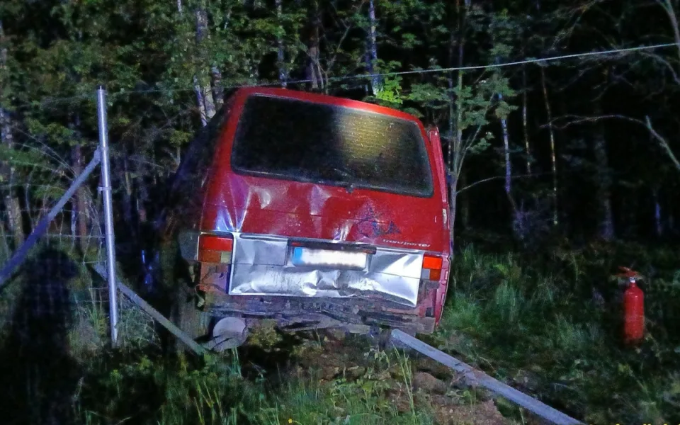 Tři osobáky havarovaly na dálnici D5. Jedno auto skončilo za plotem v lese
