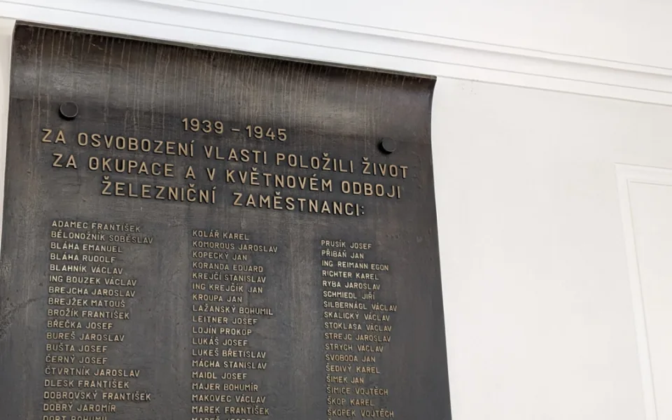 Nadšenci mapují pamětní desky na českých nádražích, zaměřují se na padlé železničáře