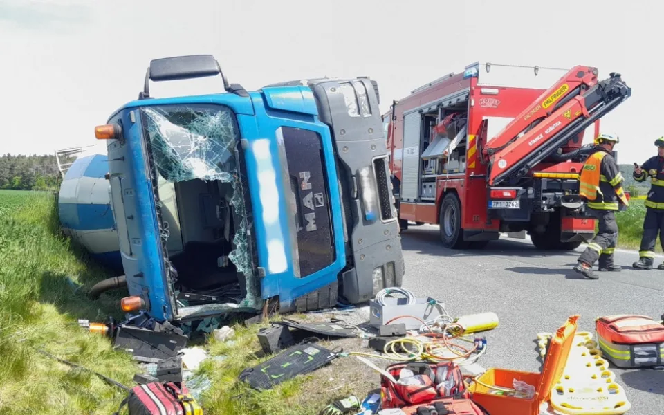 Řidič zůstal zaklíněný pod převráceným domíchávačem, utrpěl zranění na hlavě
