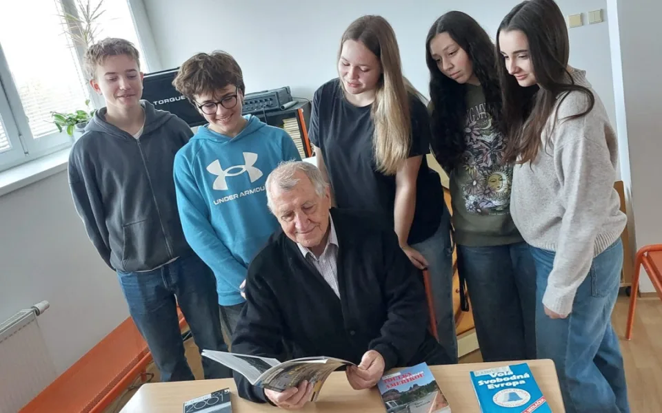 Karel Sedláček byl v srpnu 1968 hlasem svobodného vysílání. Ted převezme prestižní cenu. Zdroj Paměť národa